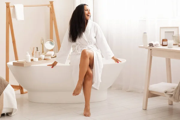 Vrolijk Gemengd Vrouw Zittend Badkuip Poseren Draag Witte Badkuip Genieten — Stockfoto
