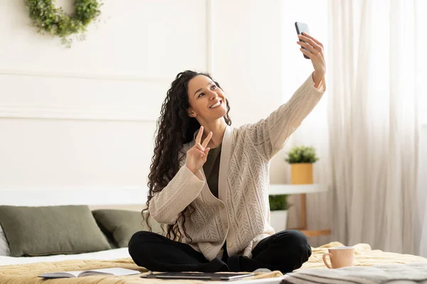 Šťastný Tisíciletý Vlogger Který Bere Selfie Živě Vysílá Mobilu Sedí — Stock fotografie