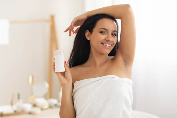 Wanita Ceria Menampilkan Tongkat Antiperspirant Untuk Perlindungan Berkeringat Dan Armpits — Stok Foto