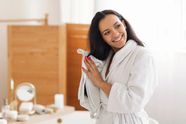 Konsep Perawatan Rambut Happy Lady Caring Hair Drying Soft Towel — Stok Foto