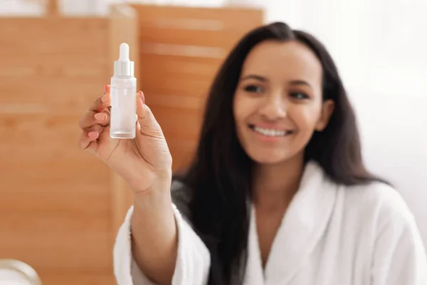 Happy Black Lady Visar Cosmetic Bottle Reklam Ansiktsserum Vårda För — Stockfoto