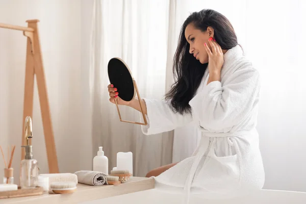 Gorgeous Black Woman Holding Mirror Caring Face Skin Enjoying Beauty — Stock Photo, Image