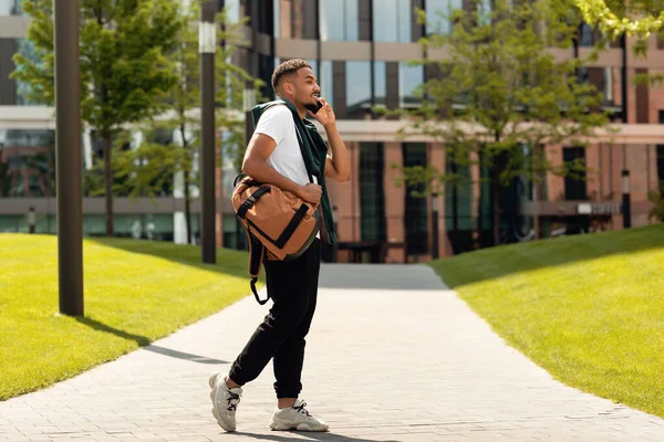 Homem Americano Africano Elegante Andando Parque Urbano Cidade Falando Celular — Fotografia de Stock