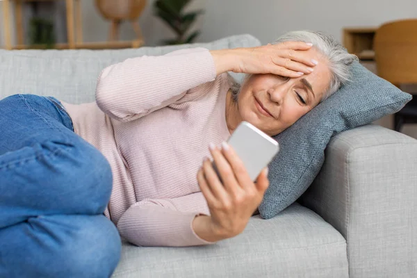 Donna Anziana Europea Triste Con Capelli Grigi Guarda Telefono Preme — Foto Stock