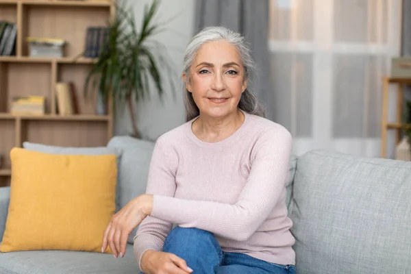 Radosna Pewna Siebie Spokojna Ładna Europejska Seniorka Siwymi Włosami Siedzi — Zdjęcie stockowe
