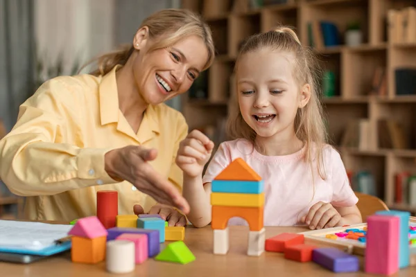 Schattig Klein Meisje Vrolijke Kind Ontwikkeling Specialist Spelen Met Kleurrijke — Stockfoto