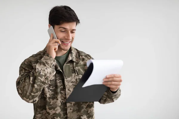 Sorrindo Bonito Jovem Militar Segurando Gráfico Falando Telefone Celular Compartilhando — Fotografia de Stock