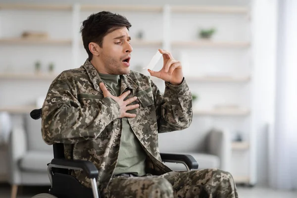 Τραυματισμένος Νεαρός Στρατιωτικός Στολή Καμουφλάζ Αναπηρική Καρέκλα Αγγίζει Στήθος Του — Φωτογραφία Αρχείου