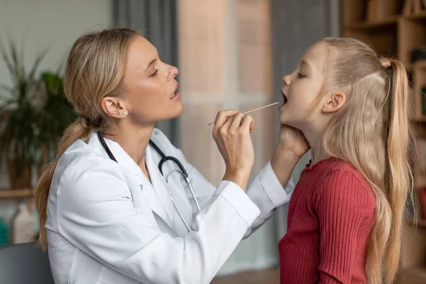 Angine Poitrine Amygdalite Rhume Grippe Chez Les Enfants Concept Médecin — Photo