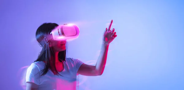 Conceito Experiência Realidade Virtual Colagem Mulher Excitada Jogando Videogame Óculos — Fotografia de Stock
