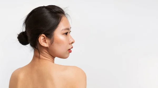Гола Жінка Корі Позує Білому Тлі Позаду Неї Безтомна Азіатка — стокове фото