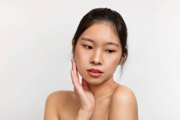 Essential Beauty Concept Young Chinese Lady Touching Her Smooth Skin — Stock Photo, Image