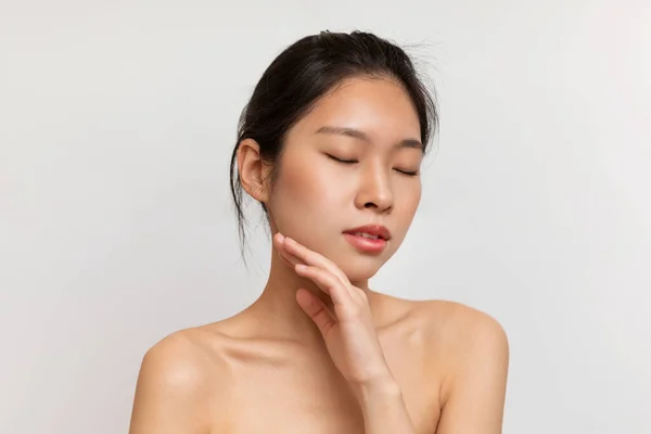 Señora Coreana Sensual Desnuda Tocando Cara Disfrutando Del Tacto Sedoso —  Fotos de Stock