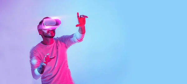 Guy Virtual Reality Bril Aanraken Van Lege Ruimte Neon Achtergrond — Stockfoto