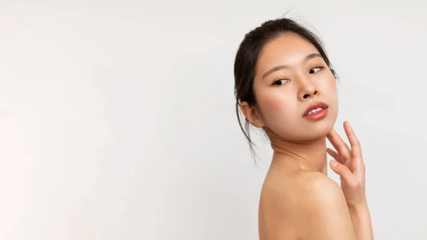 Gesichtspflege Porträt Einer Jungen Sinnlichen Asiatischen Dame Die Auf Den — Stockfoto