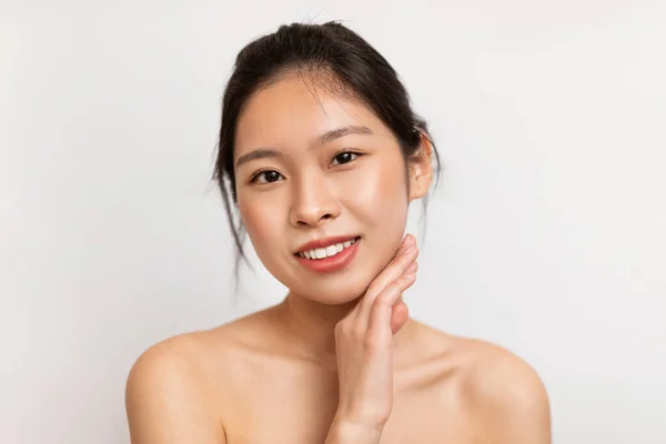 Primer Plano Sensual Mujer Asiática Con Piel Brillante Suave Posando — Foto de Stock