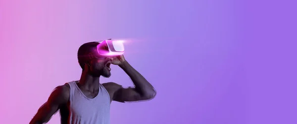 Virtueel Trainingsconcept Collage Opgewonden Duizendjarige Zwarte Atleet Headset Poseren Neon — Stockfoto