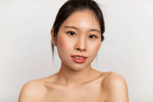 Nuorentumiskonsepti Nuori Aistillinen Aasialainen Nainen Jolla Täydellinen Iho Poseeraa Katselee — kuvapankkivalokuva