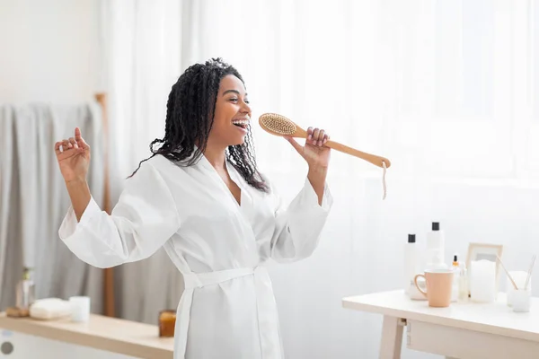 Portrait Happy Young Black Woman Singing Bathroom Using Body Brush — Stok Foto