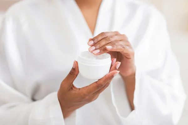 Closeup Shot Unrecognizable Black Woman Holding Opened Jar Moisturising Cream — Stockfoto