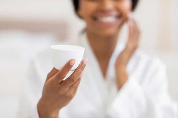 Καλλυντικά Φροντίδας Δέρματος Χαμογελώντας Black Woman Holding Jar Ενυδατική Κρέμα — Φωτογραφία Αρχείου