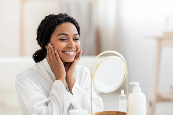 Cuidado Facial Atractiva Mujer Negra Mirando Espejo Cara Conmovedora Hermosa —  Fotos de Stock