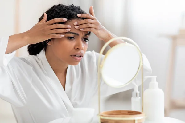 Problem Cildi Hüsrana Uğramış Siyah Kadın Aynaya Bakarken Alnında Sivilce — Stok fotoğraf