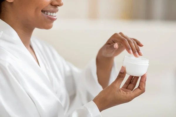 Mujer Negra Sonriente Sosteniendo Frasco Abierto Con Crema Hidratante Hembra —  Fotos de Stock