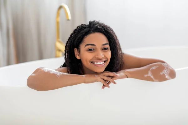 2017 Portrait Beautiful Black Female Setting Bathtub Home Posing Camera — 스톡 사진