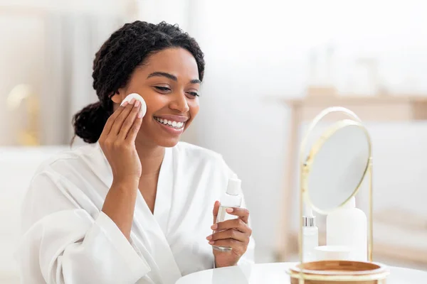 Happy Black Lady Using Micellar Water Cotton Pad Skin Cleansing — Stockfoto