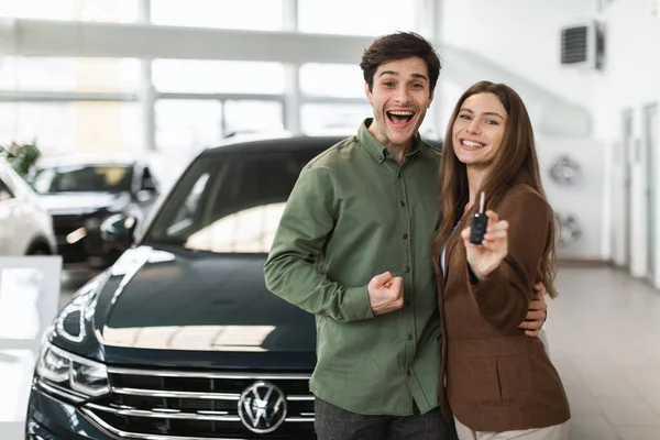 Casal Caucasiano Jovem Feliz Mostrando Chave Para Seu Carro Novo — Fotografia de Stock