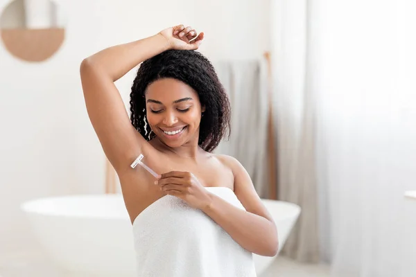 Retrato Mujer Negra Sonriente Afeitándose Axila Con Afeitadora Baño Casa —  Fotos de Stock