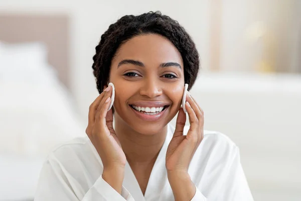 Skincare Concept Cheerful Black Female Using Two Cotton Pads Cleansing — Stockfoto