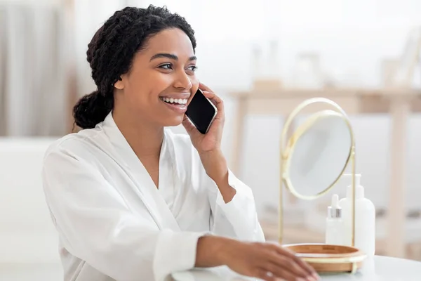 Щаслива Чорна Жінка Сидить Перед Дзеркалом Розмовляє Мобільному Телефоні Красива — стокове фото