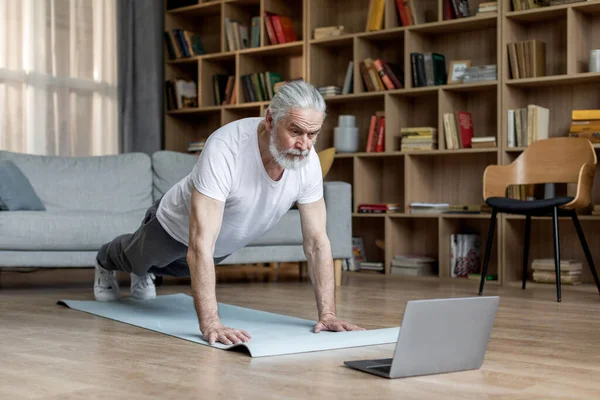 Spor Kıyafetli Yaşlı Bir Adam Evde Yoga Minderinin Üzerinde Planking — Stok fotoğraf
