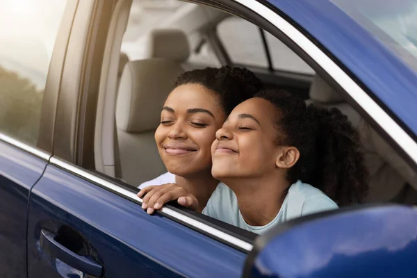 Glad Afroamerikansk Mamma Och Dotter Sitter Bilen Luktar Frisk Luft — Stockfoto