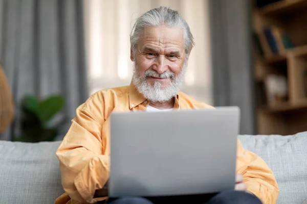 Feliz Hombre Viejo Barbudo Pelo Gris Traje Casual Sentado Sofá —  Fotos de Stock