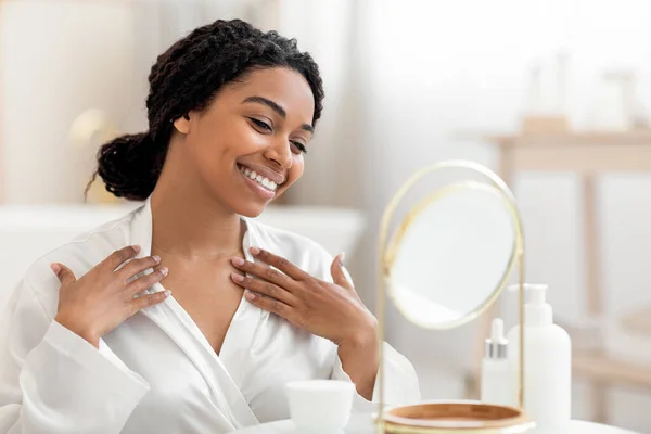 Hermosa Mujer Negra Mirando Espejo Tocando Zona Decoleta Sonriente Mujer — Foto de Stock