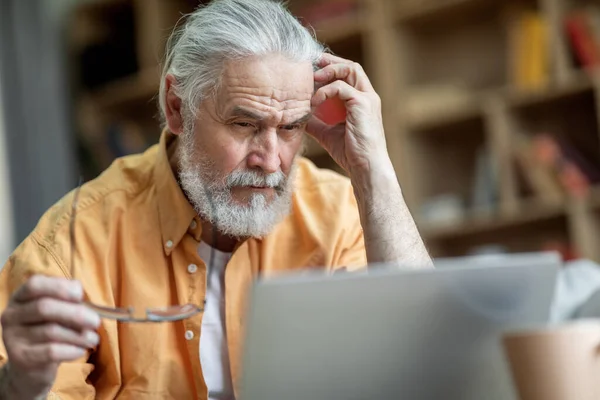 Pensive Γκρι Μαλλιά Γενειοφόρος Γέρος Casual Στολή Χρησιμοποιώντας Σύγχρονο Σημειωματάριο — Φωτογραφία Αρχείου