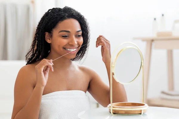 Perawatan Oral Smiling Black Woman Looking Mirror Using Dental Floss — Stok Foto