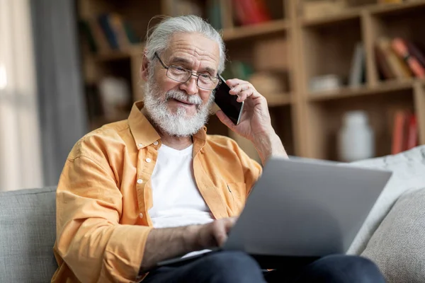 Positive Handsome Elderly Man Beard Sitting Couch Using Modern Laptop — Stock Photo, Image