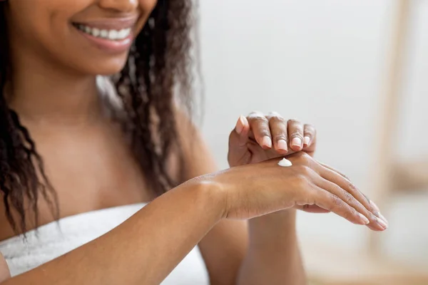 Smiling Attractive Black Female Applying Moisturising Lotion Hands Closeup Shot — Stock Photo, Image