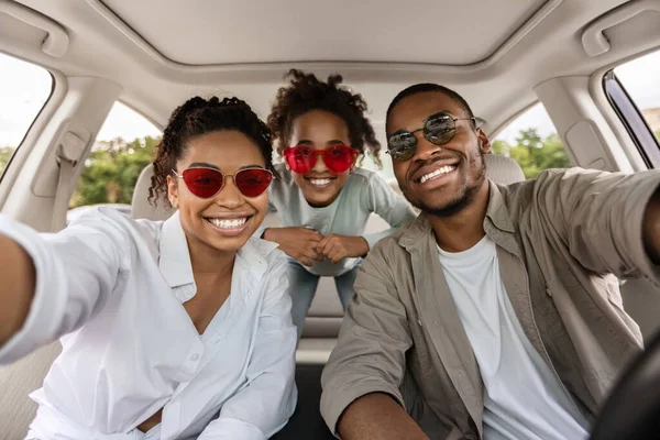 Alegre Familia Afroamericana Tres Posando Coche Usando Gafas Sol Los —  Fotos de Stock