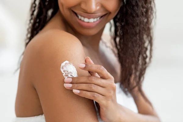Closeup Shot Young Black Female Rubbing Moisturising Lotion Skin Mulher — Fotografia de Stock