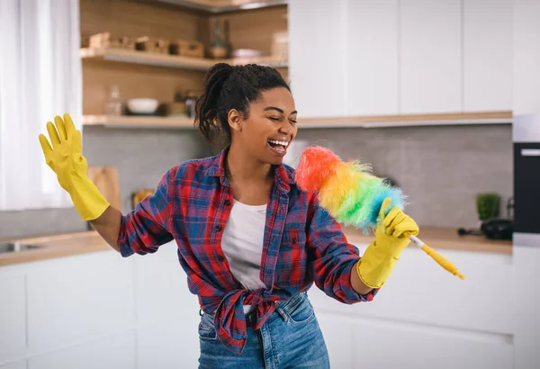 Jovem Mulher Afro Americana Alegre Luvas Borracha Cantando Microfone Imaginário — Fotografia de Stock