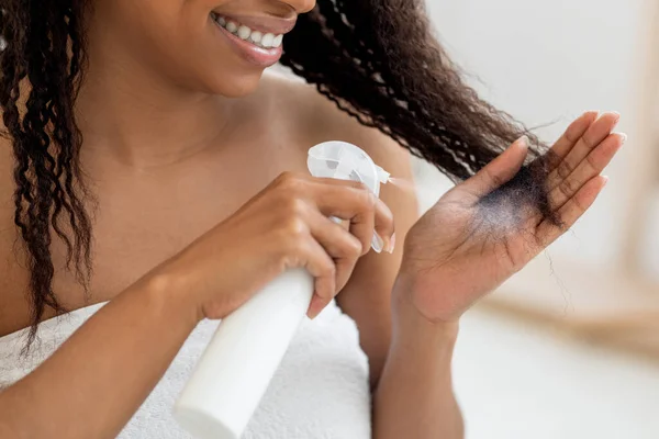 Cuidado Com Cabelos Sorrindo Mulher Negra Aplicando Spray Cabelo Para — Fotografia de Stock