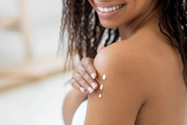 Mousturising Kulit Smiling Black Female Applying Nourishing Body Lotion Closeup — Stok Foto