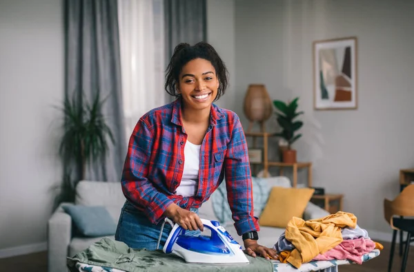 Lächelnde Hübsche Junge Afrikanisch Amerikanische Hausfrau Lässiger Bügelkleidung Mit Bügeleisen — Stockfoto