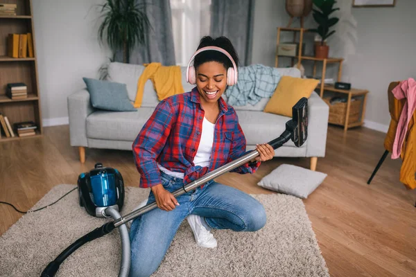 Jovem Alegre Afro Americana Fones Ouvido Tocando Guitarra Imaginária Como — Fotografia de Stock