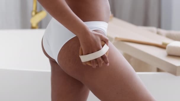 방광염 마사지는 집에서 아프리카 미국인 여성의 드라이 브러시로 엉덩이 마사지 — 비디오